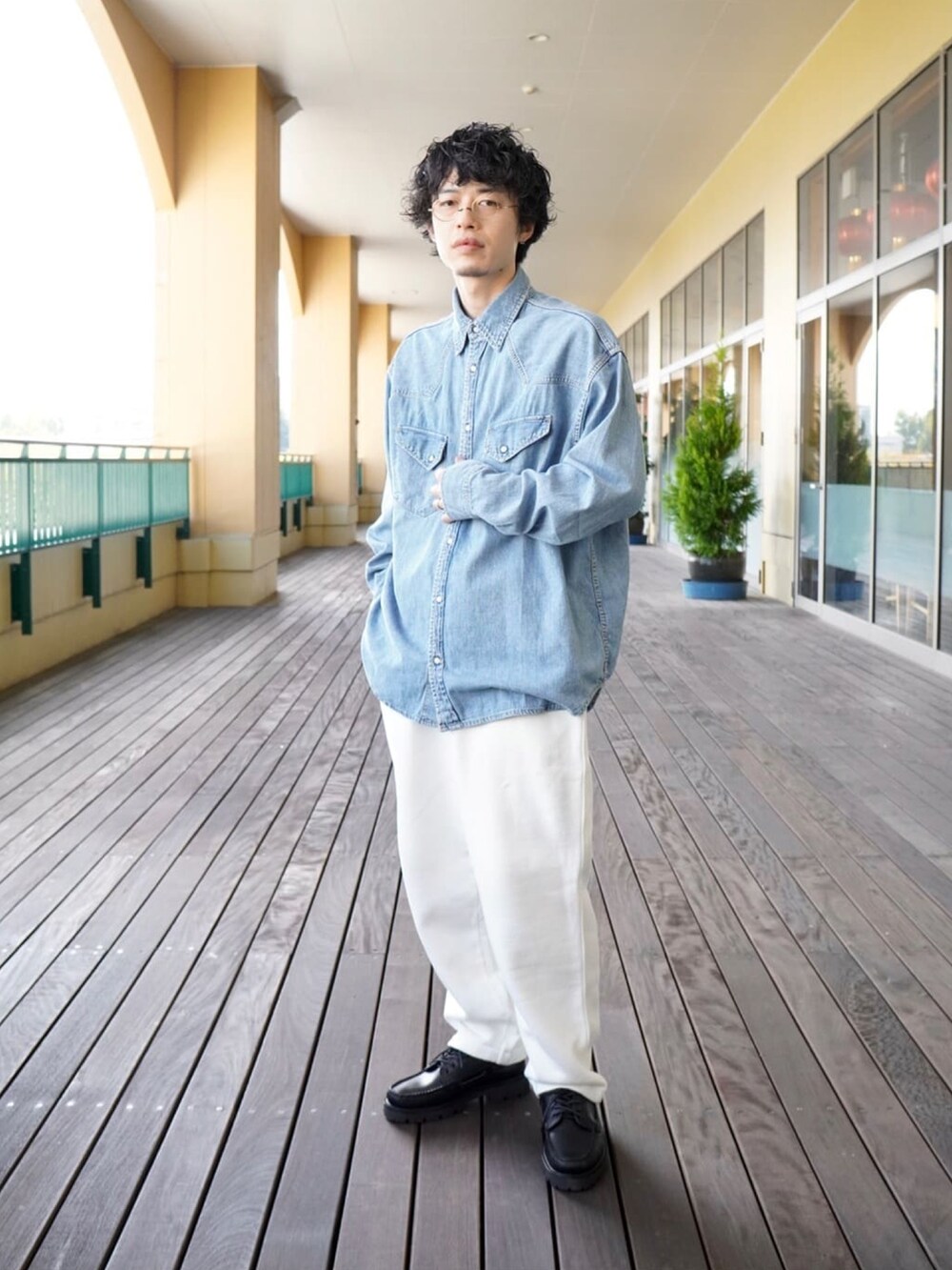 ベージュ系のカーディガン/ボレロ、ブルー系のシャツ/ブラウス、ホワイト系のスウェットパンツを着用したメンズの秋コーディネートの2枚目の写真