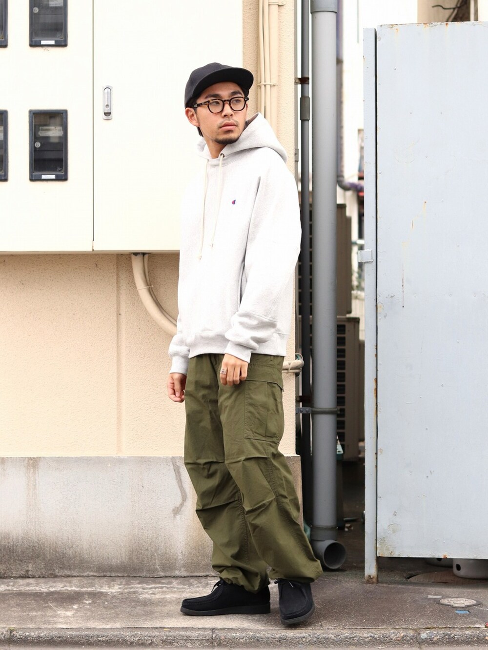 「キレイめカジュアル、お出かけコーデ、ゆったりコーデ、春コーデ、カジュアルコーデ、ゆるコーデ、オーバーサイズ、パーカー、ブルゾン、ミリタリージャケット、キャップ、カーゴパンツ、メガネ男子、marka」｜「markaのmarka / マーカ：PUFFED BOMBER JACKET - 2/48 wool flannel -：M22C-13BL01C[COR]（ミリタリージャケット、ブルー系）」を使った、ARKnets STAFFさん（メンズ・173cm）の冬コーディネートの2枚目の写真