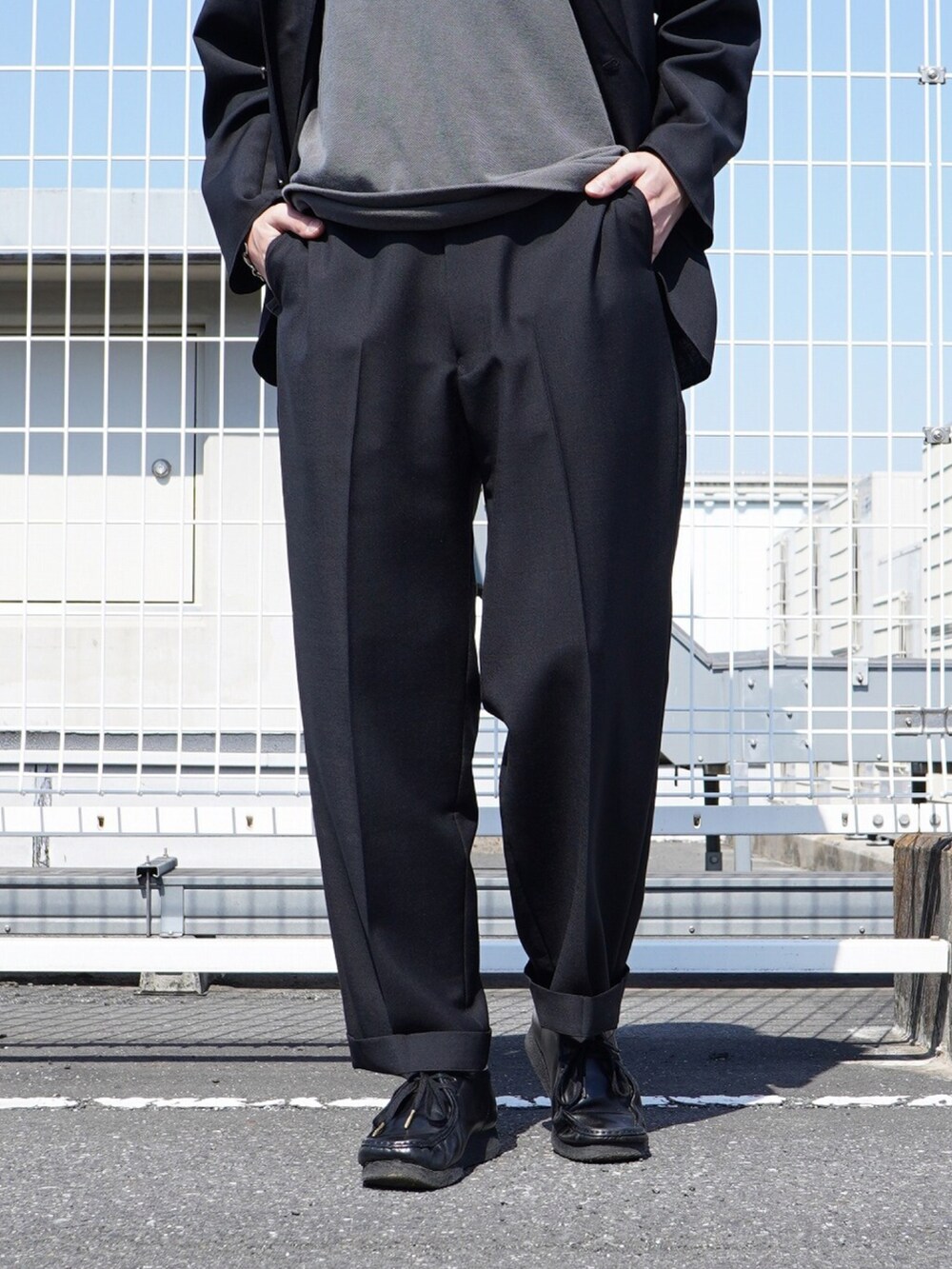 「シンプルコーデ、春カラー、休日コーデ、ラクチンコーデ、marka、ポロシャツ、テーラードジャケット、スラックス、レザーシューズ、メガネ男子、ブレスレット」｜「markaのmarka / マーカ：IB POLO - 30//2 CHAMBRAY PIQUE -：M22A-15CS02B[COR]（ポロシャツ、グリーン系）」を使った、ARKnets STAFFさん（メンズ・175cm）の春コーディネートの3枚目の写真