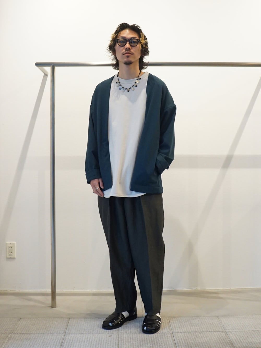 「夏コーデ、休日コーデ、モノトーン、ラクチンコーデ、ボリューム袖、Tシャツ、marka、別注」｜「markaのmarka / マーカ：BASEBALL TEE - RECYCLE SUVIN ORGANIC COTTON KNIT -：M22A-13CS01B[COR]（Tシャツ/カットソー、ホワイト系）」を使った、ARKnets STAFFさん（メンズ・175cm）の夏コーディネートの2枚目の写真