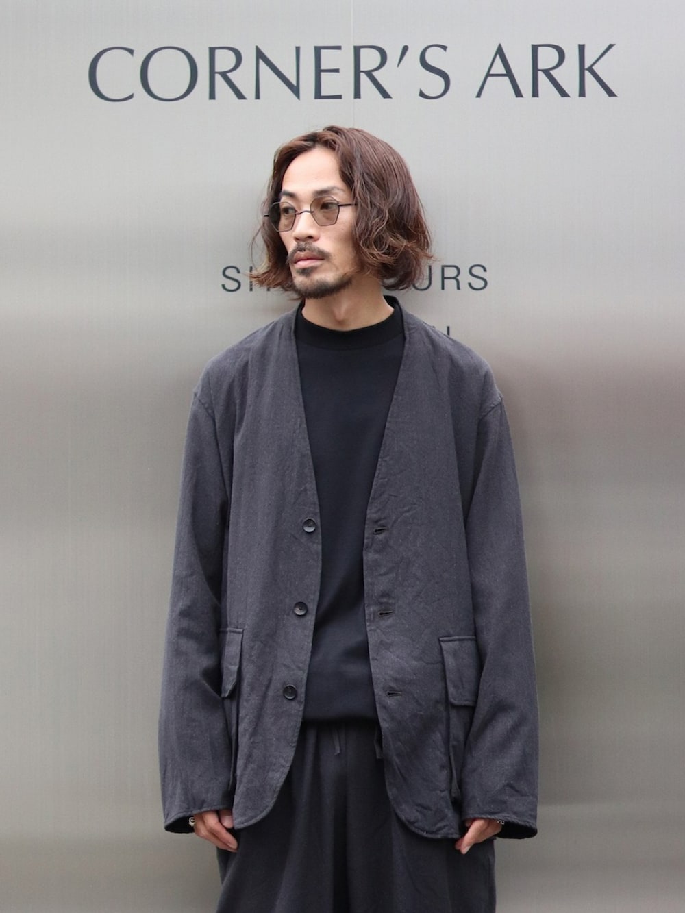 「大人カジュアル、シンプル、パンツスタイル、休日スタイル、大人コーデ、セットアップ、ブラックコーデ、オールブラック、ノーカラージャケット、スラックス、marka」｜「markaのmarka / マーカ：POCKET TEE L/S - 60//2 organic cotton compact knit -：M22C-03CS02C[COR]（Tシャツ/カットソー、ブラック系）」を使った、ARKnets STAFFさん（メンズ・175cm）の夏コーディネートの2枚目の写真