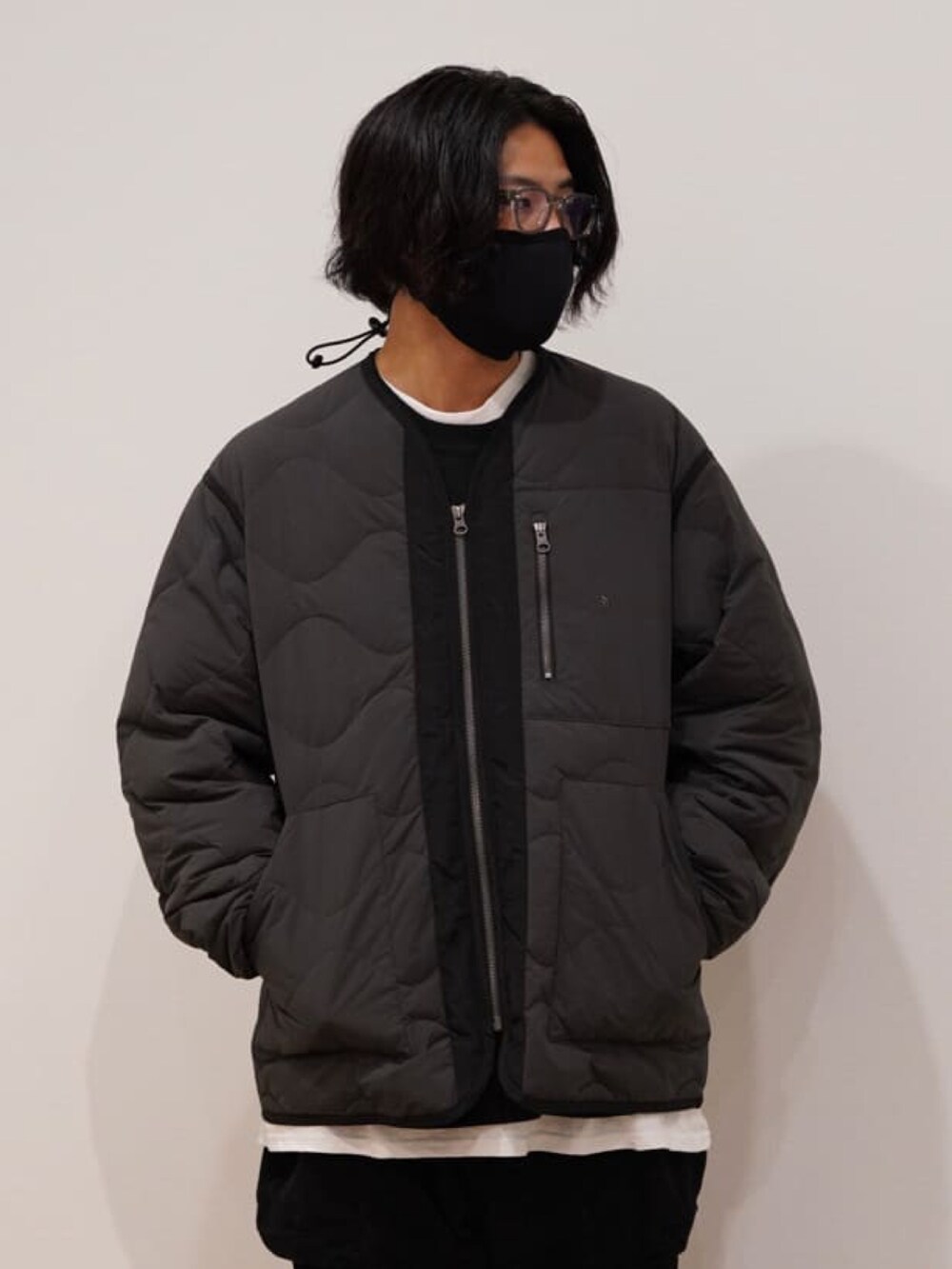 「スウェットパンツ、スウェット、ダウンジャケット、キルティング、マスク、コーデュロイパンツ、THE NORTH FACE、キルティングジャケット、ノースフェイス、REMI RELIEF NAVY LABEL」｜「THE NORTH FACE PURPLE LABELのアイテム（ダウンジャケット/コート、グレー系）」を使った、ARKnets STAFFさん（メンズ・170cm）の冬コーディネートの2枚目の写真
