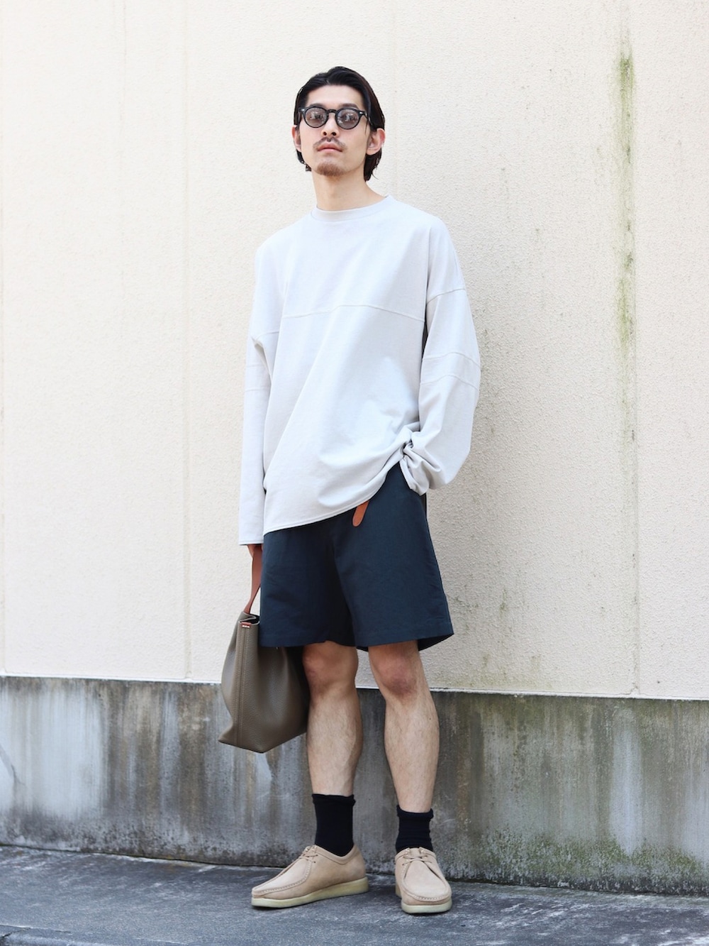 ブルー系のブルゾン、グレー系のその他パンツを着用したメンズの夏コーディネートの3枚目の写真