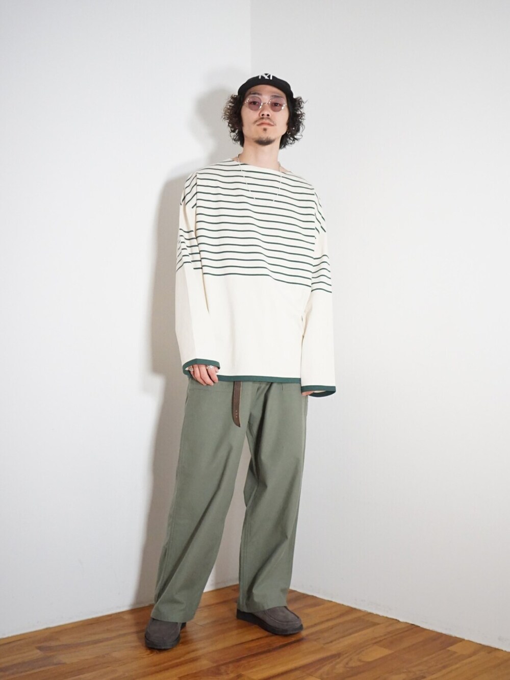 ホワイト系のTシャツ/カットソーを着用したメンズの冬コーディネートの2枚目の写真