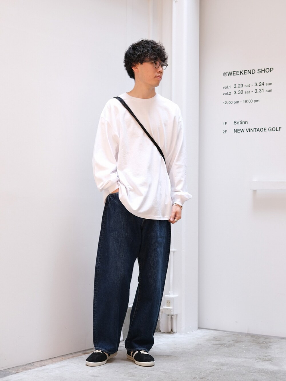 「今日のコーデ、パンツスタイル、春コーデ、シンプル、ベスト、デニム、スニーカー、marka、メガネ男子、ユーティリティ」｜「markaのmarka / マーカ：B.D.U VEST - TUMBLED ORGANIC COTTON POPLIN -：M24A-09BL01A[COR]（ベスト、ブラック系）」を使った、ARKnets STAFFさん（メンズ・176cm）の春コーディネートの3枚目の写真