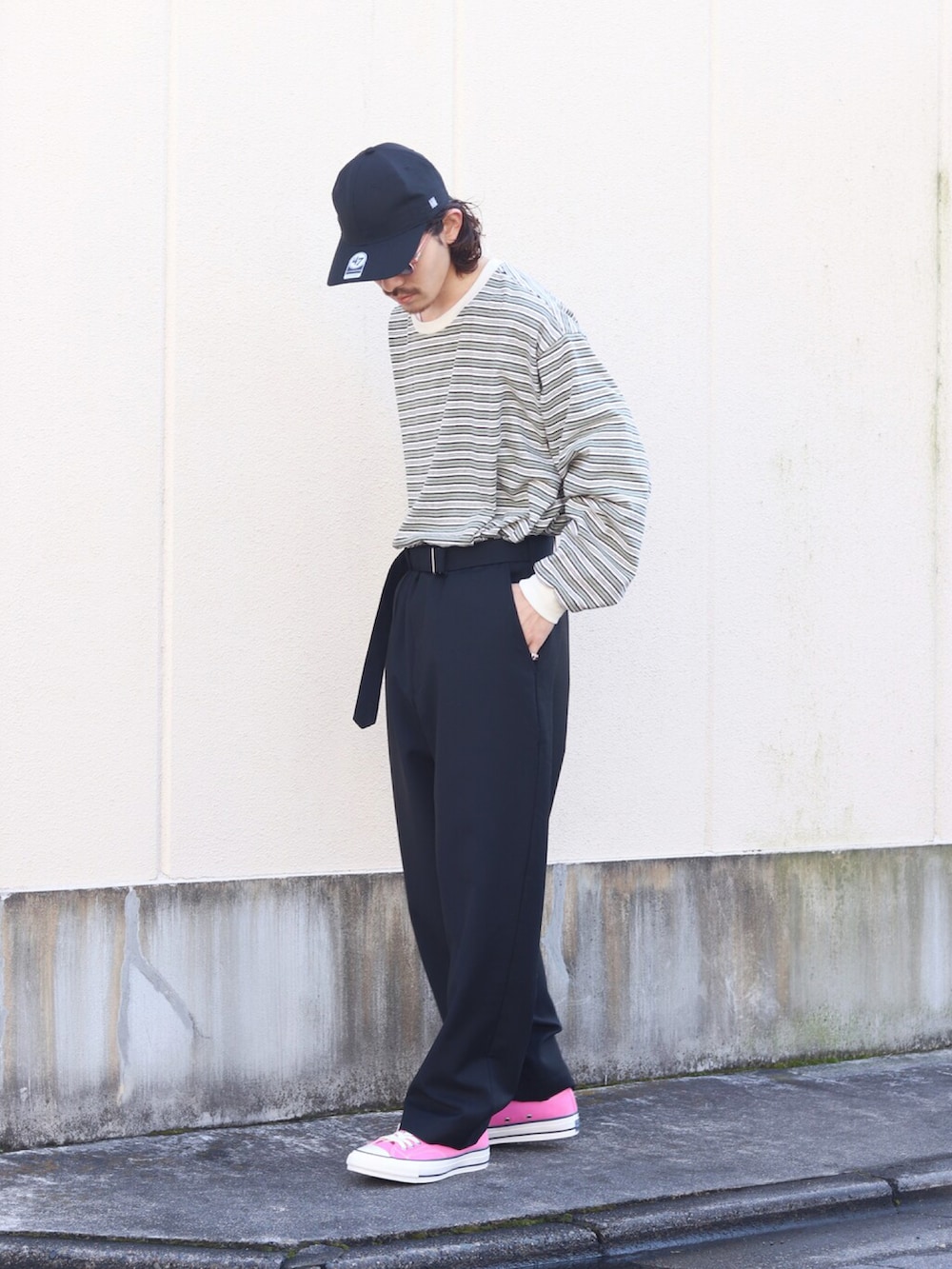 「春服コーデ、休日コーデ、リラックススタイル、デニム、スラックス、テーラードジャケット、ノーカラージャケット、セットアップ、ボーダー、コンバース、converse、marka、キャップ」｜「markaのmarka / マーカ：LAPELLESS SHIRT JACKET - organic wool × mohair tropical -：M23A-09JK01C[COR]（テーラードジャケット、ブラック系）」を使った、ARKnets STAFFさん（メンズ・173cm）の春コーディネートの3枚目の写真