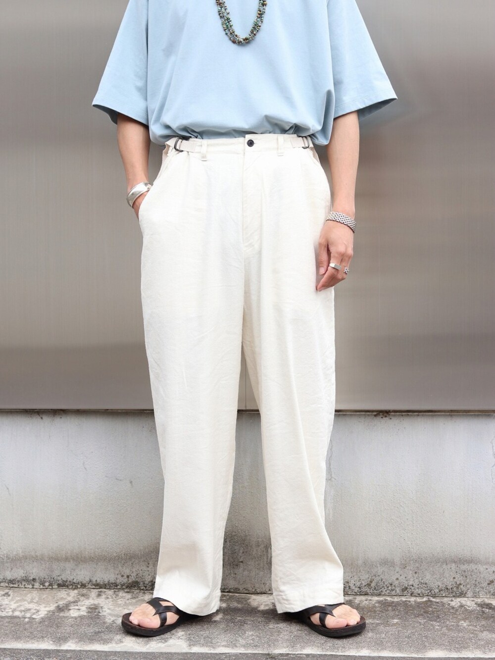 ブルー系のTシャツ/カットソー、ホワイト系のその他パンツを着用したメンズの夏コーディネートの3枚目の写真
