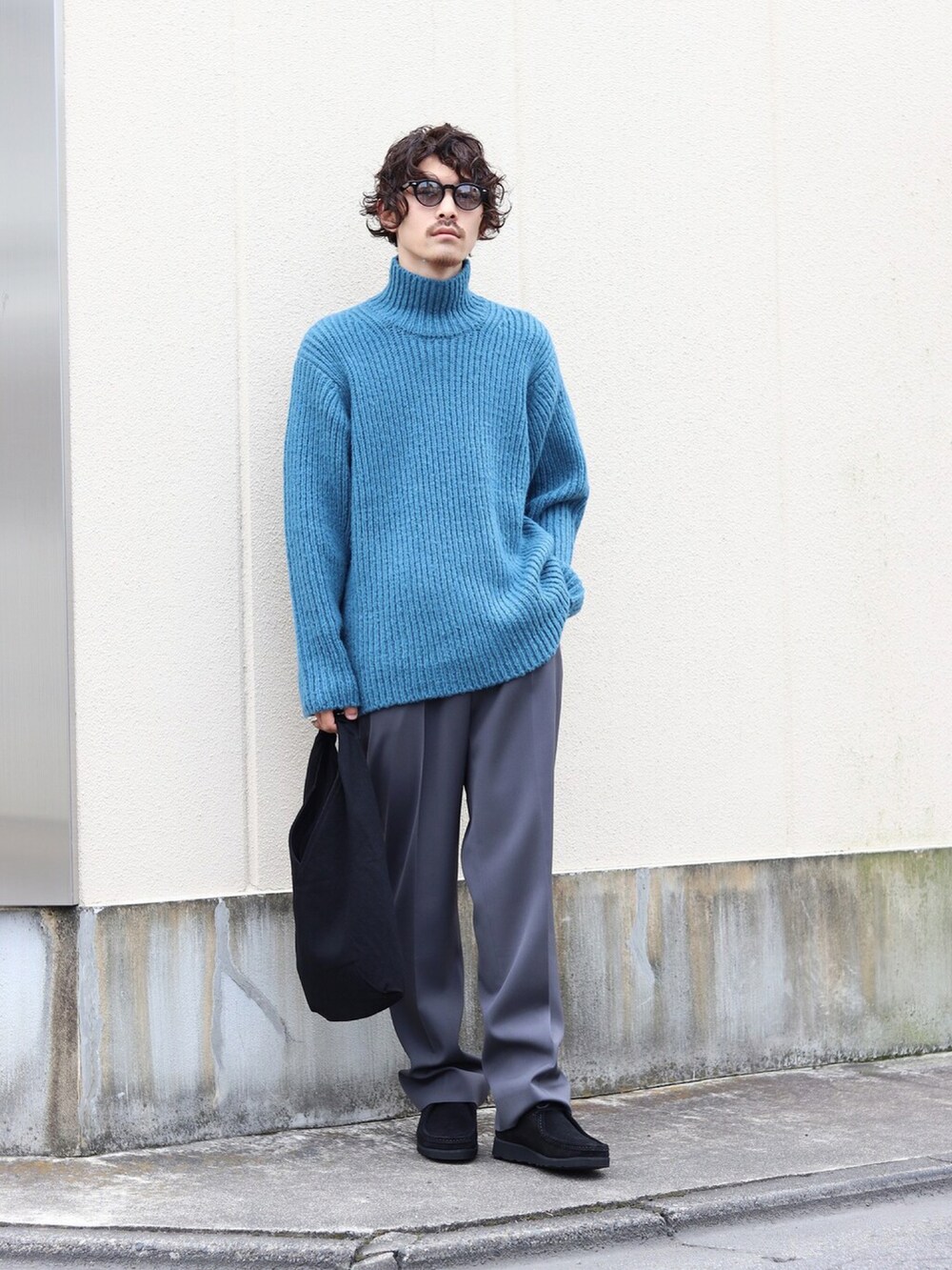 「オトナカジュアル、秋カラー、シンプルコーデ、おしゃれさんと繋がりたい、休日コーデ、秋物準備はじめました、秋コーデ、ミニタリージャケット、ニット、ハイネック、marka、AURALEE、PORT BY ARK、ビッグシルエット、ジャケット」｜「AURALEEのアイテム（ニット/セーター、ブルー系）」を使った、ARKnets STAFFさん（メンズ・173cm）の秋コーディネートの3枚目の写真