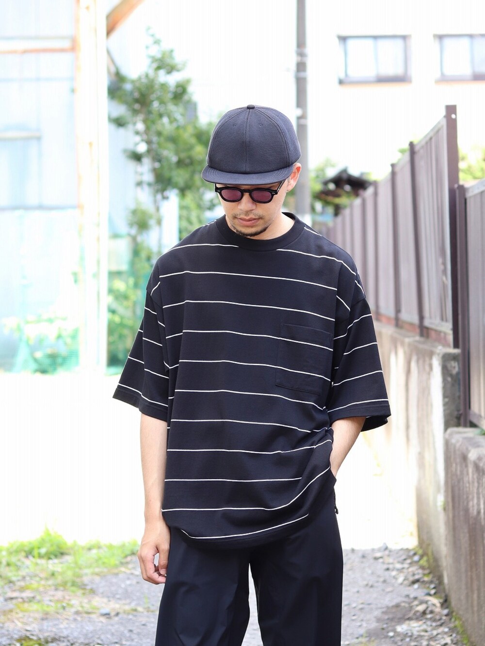 ブラック系のTシャツ/カットソー、ブラック系のその他パンツを着用したメンズの夏コーディネートの2枚目の写真