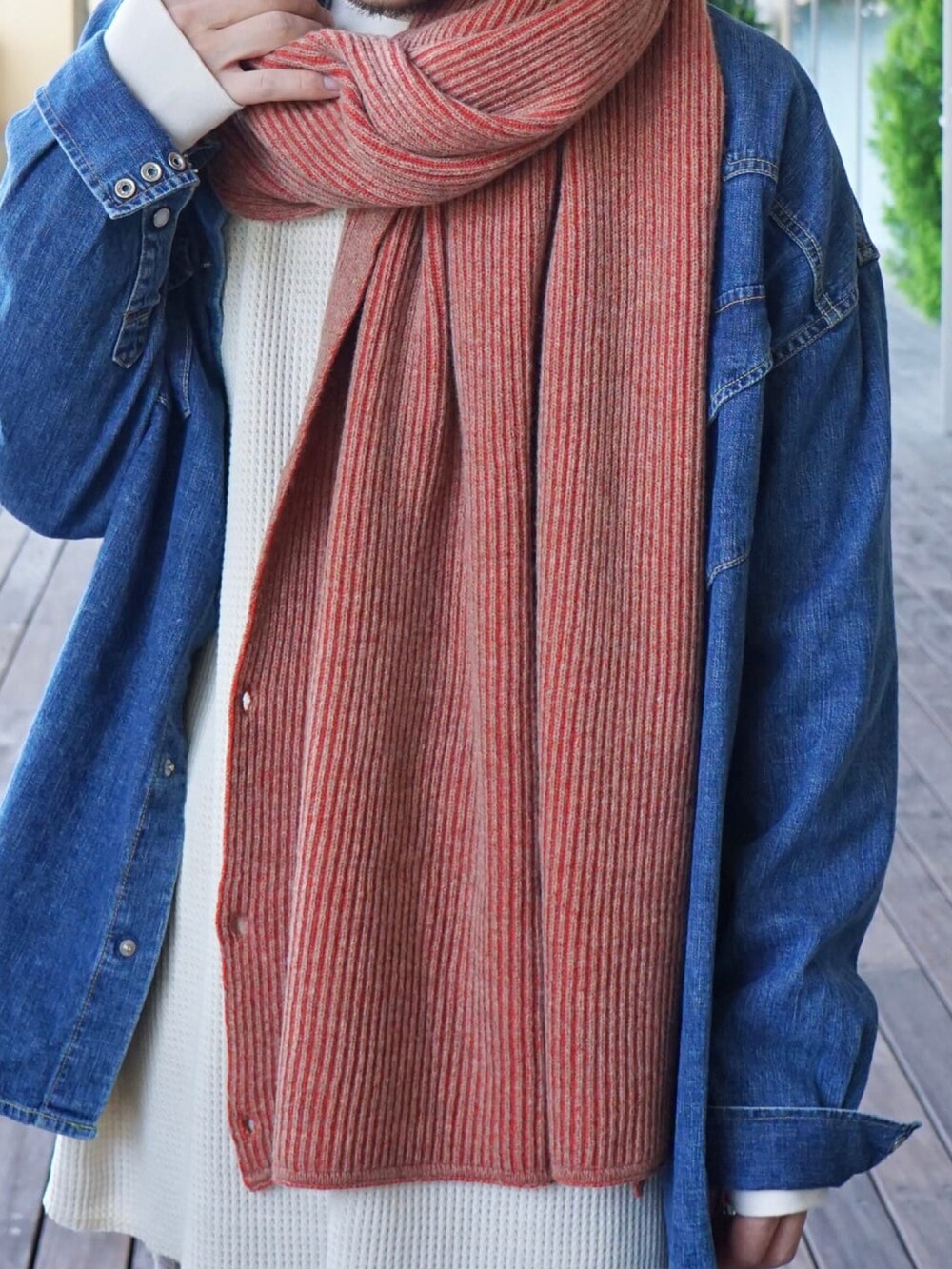 「マフラー、キャップ、CAP、マフラーぐるぐる、デニムコーデ、オトナカジュアル、BALLAST ARK、REMI RELIEF NAVY LABEL、REMI RELIEF、デニムシャツ」｜「REMI RELIEF NAVY LABELのデニムシャツ（シャツ/ブラウス、ブルー系）」を使った、ARKnets STAFFさん（メンズ・170cm）の冬コーディネートの2枚目の写真