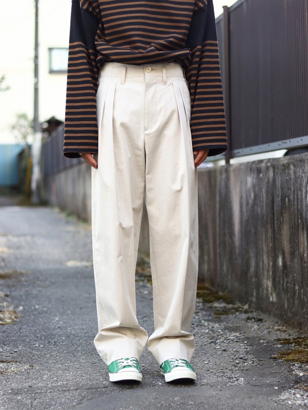 グリーン系のシャツ/ブラウス、グリーン系のシャツ/ブラウス、ブラック系のTシャツ/カットソーを着用したメンズの春コーディネートの2枚目の写真
