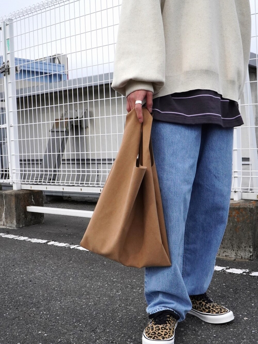 ホワイト系のスウェット、グレー系のTシャツ/カットソー、ブラウン系のトートバッグを着用したメンズの春コーディネートの3枚目の写真