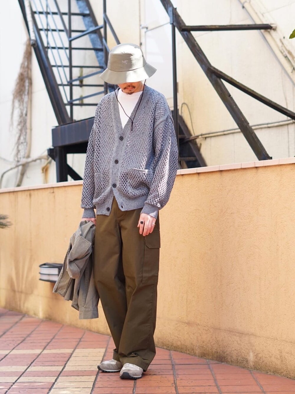 ブルー系のカーディガン/ボレロ、グリーン系のシャツ/ブラウスを着用したレディースの春コーディネートの2枚目の写真