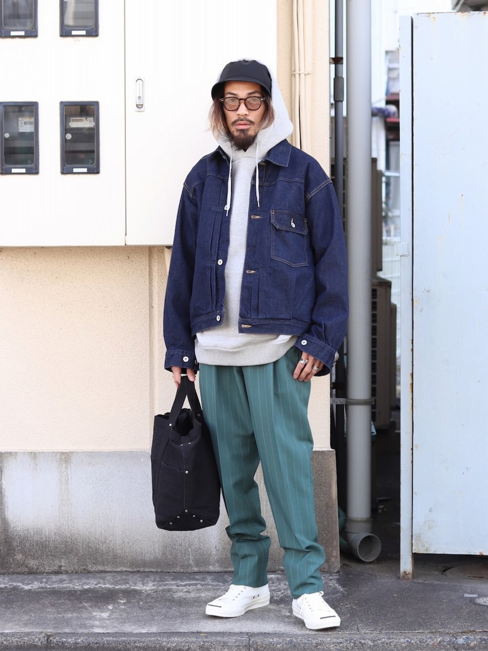 「私の推しブランド、大人コーデ、お出かけコーデ、春先取り、デニム、デニムジャケット、パーカー、グレー、スラックス、marka」｜「markaのmarka / マーカ：TYPE1 DENIM JACKET - organic cotton 12oz denim -：M23A-02BL01C[COR]（デニムジャケット、ブルー系）」を使った、ARKnets STAFFさん（メンズ・175cm）の冬コーディネートの2枚目の写真