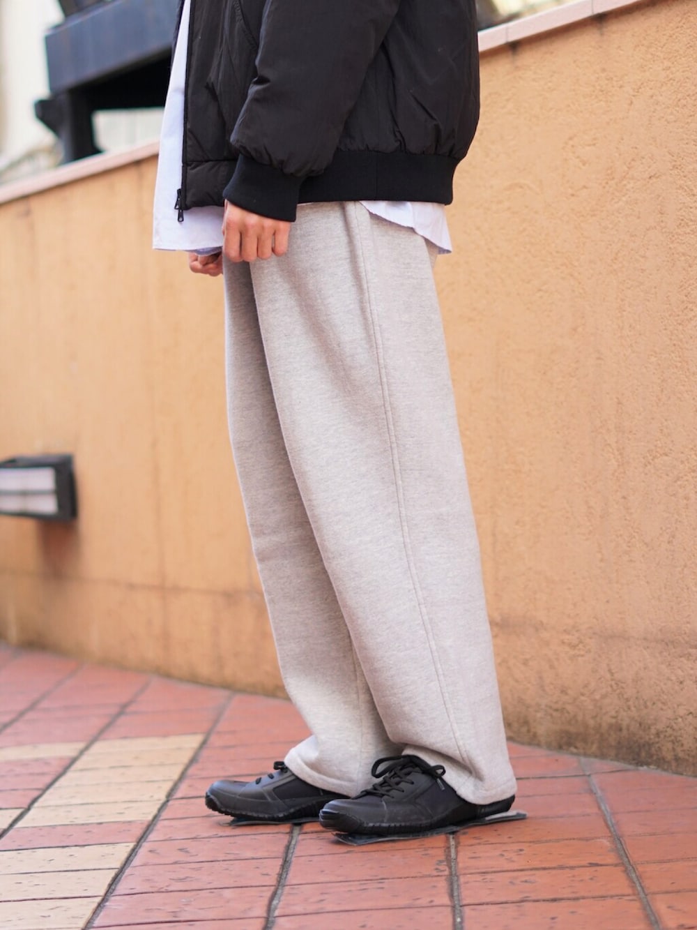 「スウェットパンツ、スウェット、シャツ、キャップ、YAECA、きれいめカジュアル、シャツスタイル、Danner、シャツコーデ、REMI RELIEF NAVY LABEL、REMI RELIEF」｜「DANTONのアイテム（キャップ、ブラック系）」を使った、ARKnets STAFFさん（メンズ・172cm）の冬コーディネートの4枚目の写真