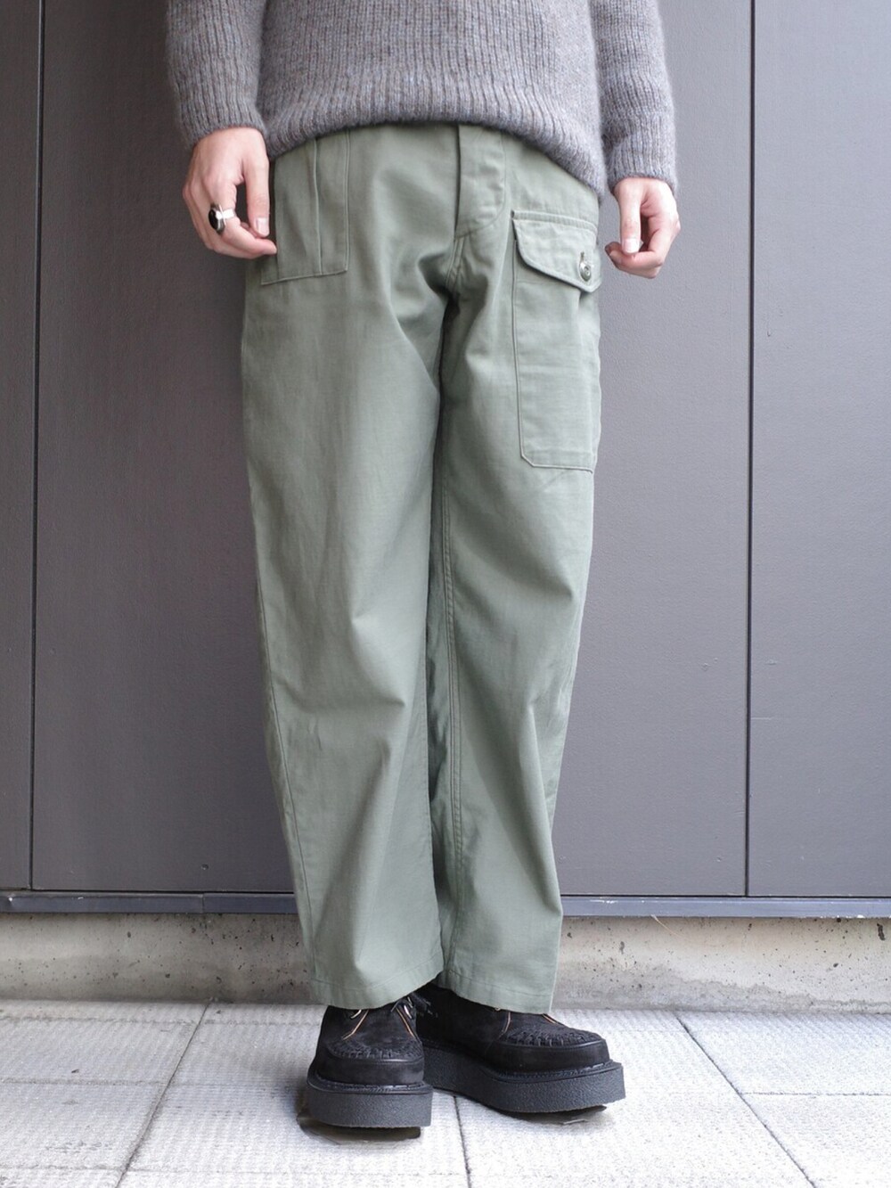 「ニット、ジャケット、オーバーサイズ、ノーカラーコート、カーゴパンツ、シンプルコーデ、メガネ男子、ラクチンコーデ、marka、未来のWEARISTAプロジェクト」｜「markaのmarka / マーカ：STUFFED SHAWL COLLAR COAT - ORGANIC COTTON/ POLYESTER WEATHER -：M21D-01CO01C[COR]（その他アウター、ブラック系）」を使った、ARKnets STAFFさん（メンズ・185cm）の秋コーディネートの3枚目の写真