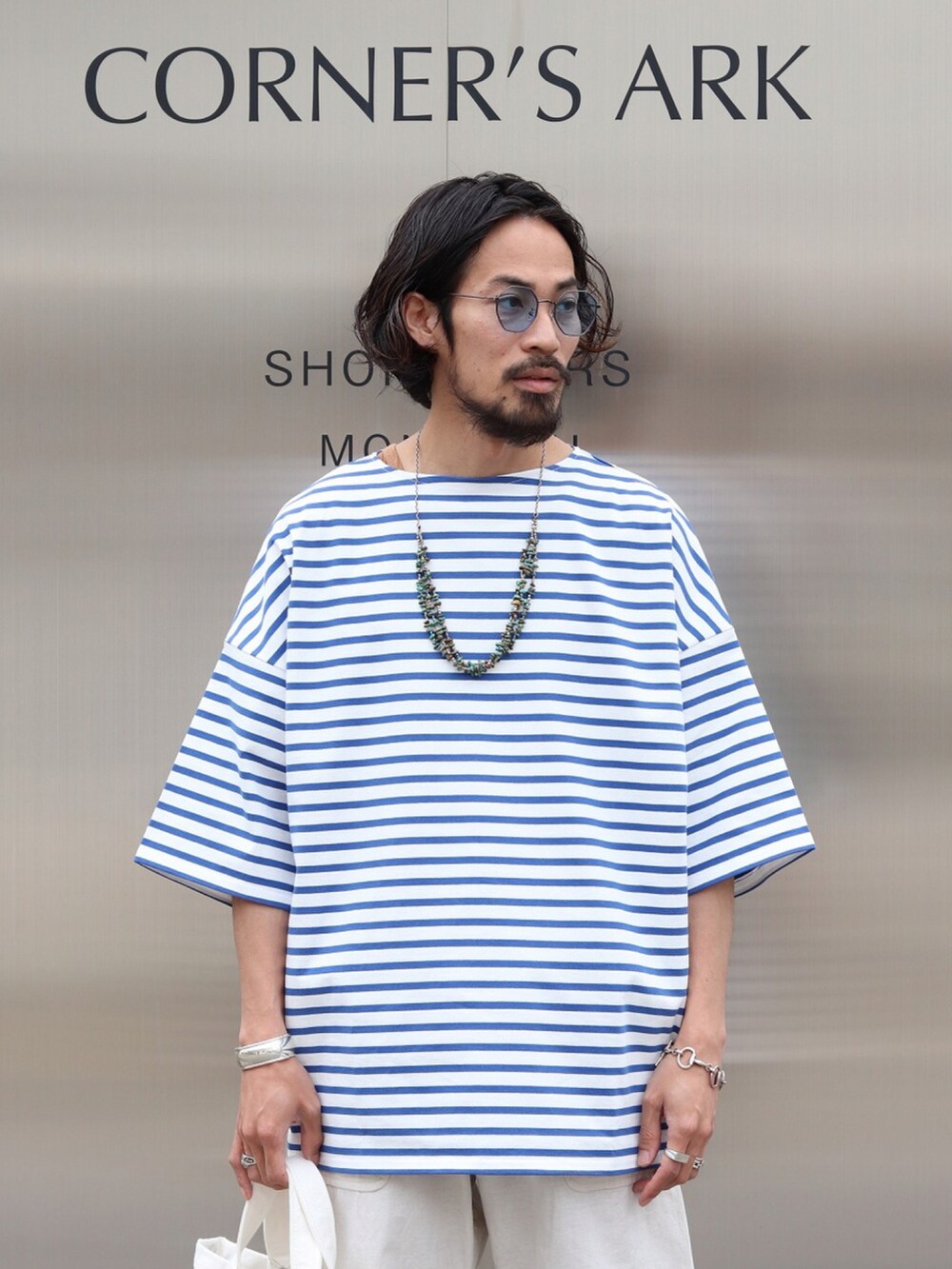 ホワイト系のTシャツ/カットソー、ホワイト系のその他パンツ、ホワイト系のトートバッグを着用したメンズの夏コーディネートの2枚目の写真