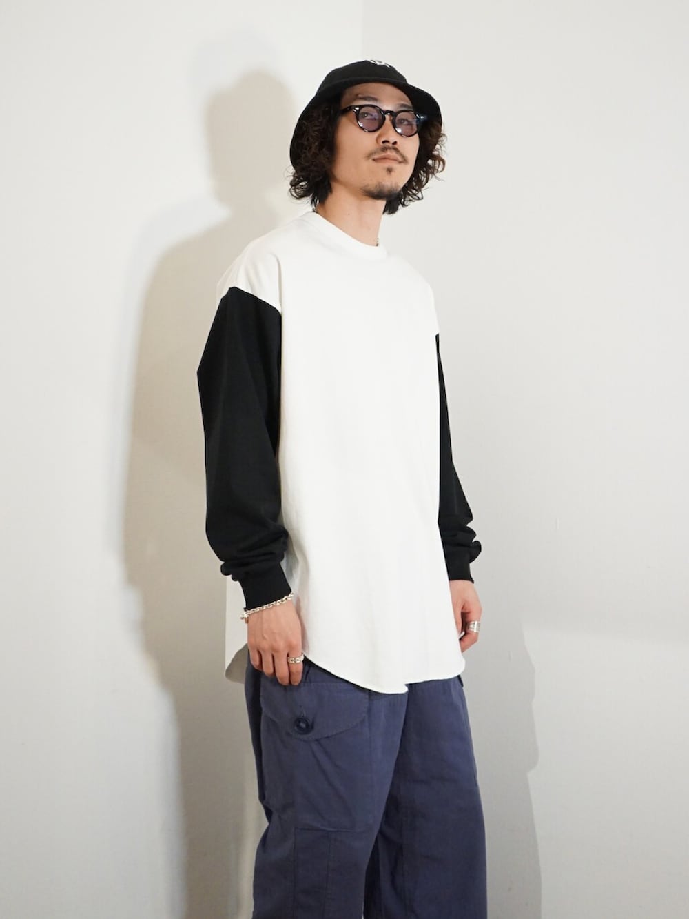 「お出かけコーデ、シンプル、ラクチンコーデ、カーゴパンツ、シャツスタイル、ロンT、marka」｜「markaのmarka / マーカ：BASE BALL TEE L/S：M23A-14CS01C[COR]（Tシャツ/カットソー、ホワイト系）」を使った、ARKnets STAFFさん（メンズ・175cm）の春コーディネートの2枚目の写真
