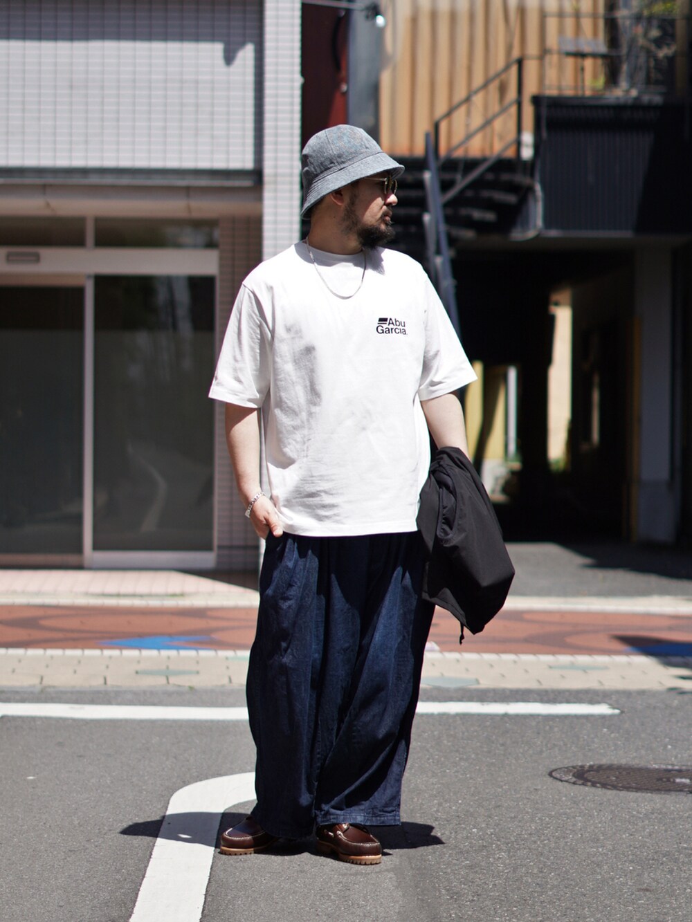 「ごきげんウィーク、休日スタイル、シンプル、別注、ARKnets、abugarcia、IS-NESS、Timberland、UNUSED、careering、ミリタリーベスト、ロゴT、イージーパンツ、アブガルシア、レイヤードスタイル」｜「ABU GARCIAのAbu Garcia / アブガルシア：【ONLY ARK】別注 3LAYER STAND ZIP VEST BLACK：ONLYARK-0-2003[NOA]（ベスト、ブラック系）」を使った、ARKnets STAFFさん（メンズ・173cm）の春コーディネートの3枚目の写真