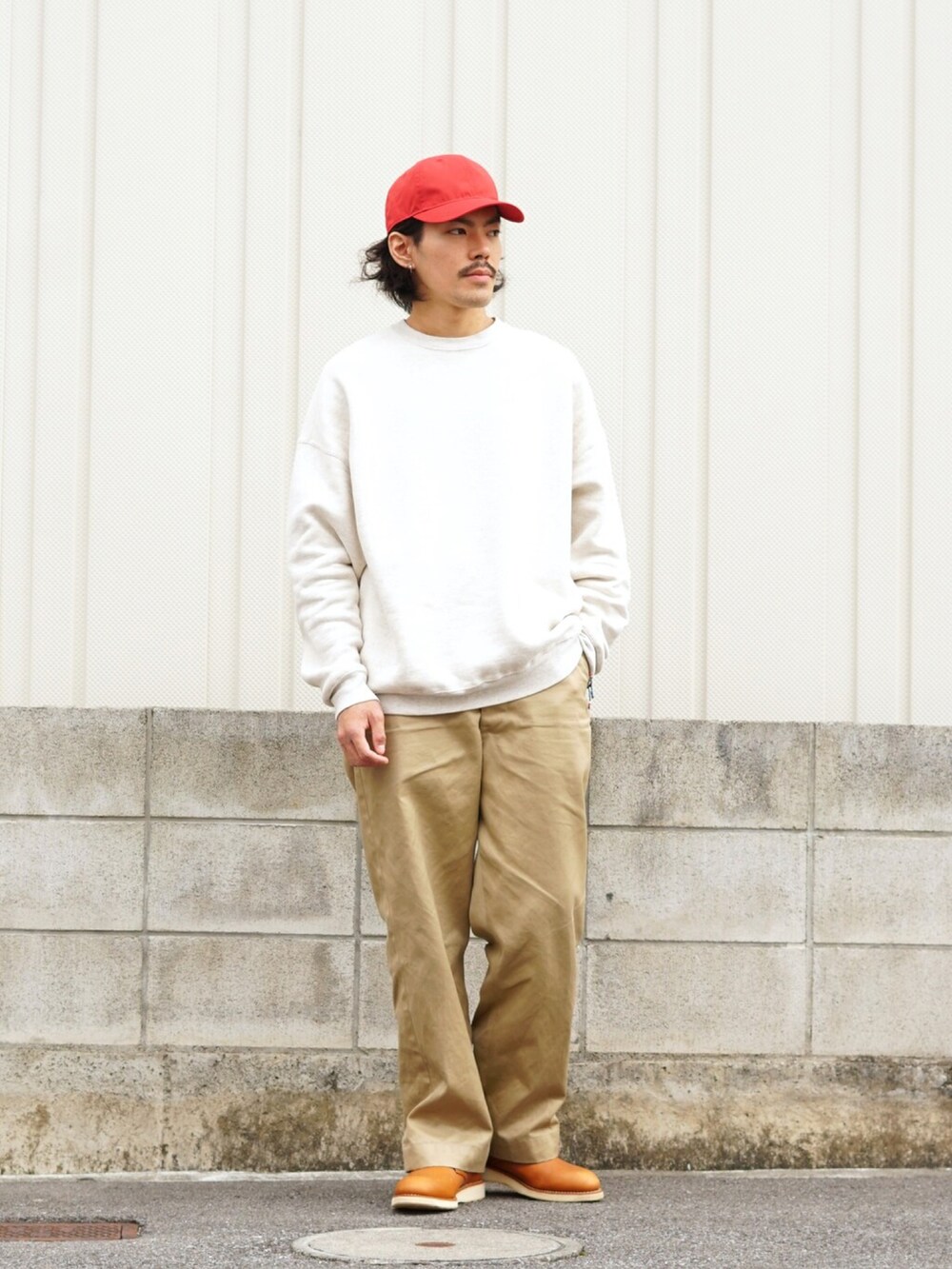 「スウェット、ダウンジャケット、赤、REMI RELIEF NAVY LABEL、snow peak、orslow、RED WING、キャップ、きれいめカジュアル、ブーツ、私の推しブランド、カジュアルコーデ、冬コーデ、冬アウター、スウェットコーデ」｜「REMI RELIEF NAVY LABELの起毛裏毛クルー（スウェット、ホワイト系）」を使った、ARKnets STAFFさん（メンズ・172cm）の冬コーディネートの3枚目の写真