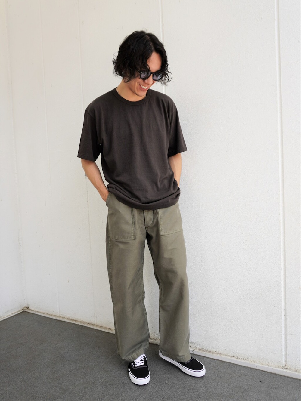 ブラック系のTシャツ/カットソー、グリーン系のその他パンツ、グリーン系のその他パンツを着用したメンズの夏コーディネートの2枚目の写真