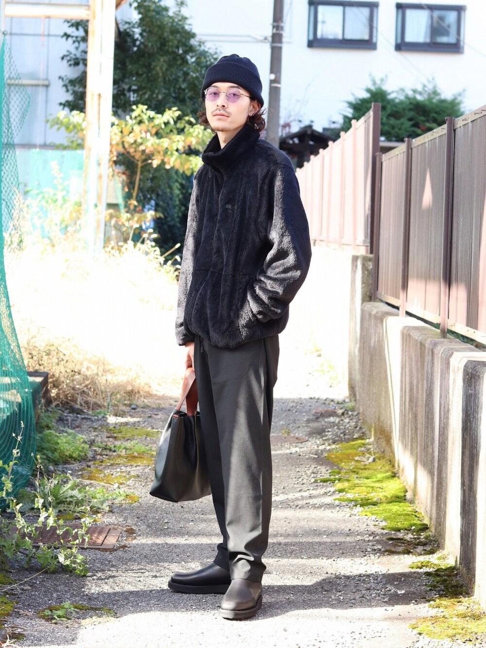 「秋冬コーデ、シンプルスタイル、ワントーンコーデ、ブラック、marka、ミリタリー、フリース、スラックス、Hender Scheme」｜「markaのmarka / マーカ：WILD THINGS ECWCS LEVEL3 MINIMALIZED - polartec high loft fleece -：M22C-22CS01C[COR]（ブルゾン、ブラック系）」を使った、ARKnets STAFFさん（メンズ・173cm）の冬コーディネートの3枚目の写真