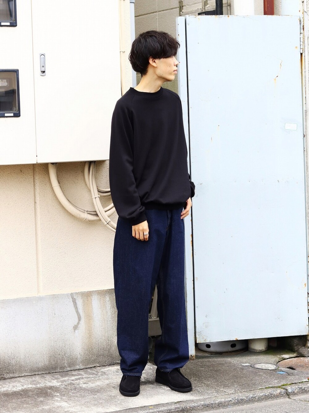 「初秋コーデ、秋服、セットアップ、パンツスタイル、カジュアルコーデ、デニムパンツ、ジャケットスタイル、ミニタリージャケット、marka、ビッグシルエット」｜「markaのmarka / マーカ：B.D.U JACKET - organic cotton soft moleskin -：M22C-05BL02C[COR]（ミリタリージャケット、ブルー系）」を使った、ARKnets STAFFさん（メンズ・176cm）の秋コーディネートの2枚目の写真