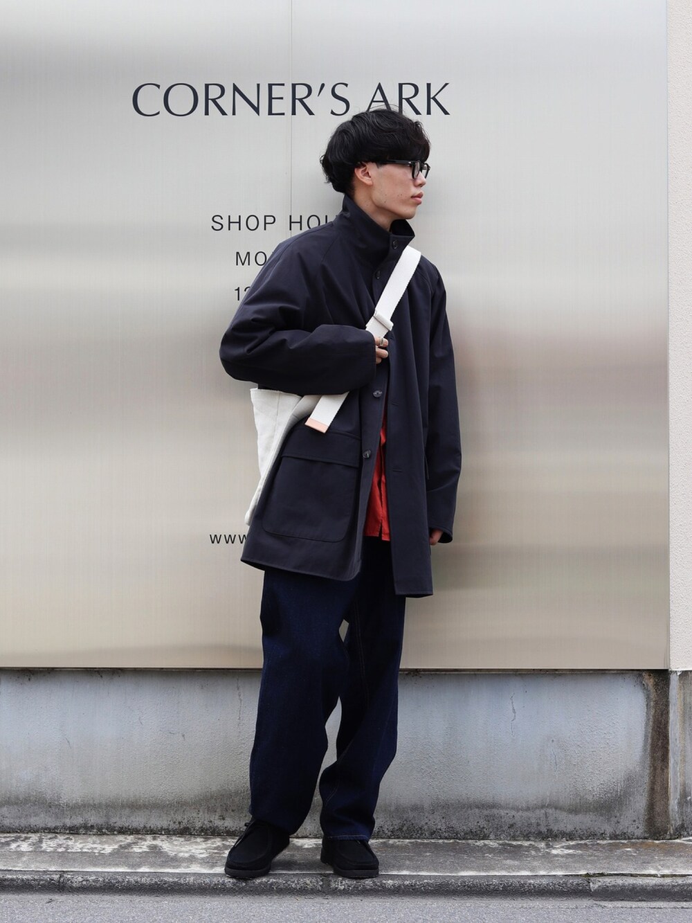 レッド系のシャツ/ブラウス、ホワイト系のショルダーバッグ、ブルー系のデニムパンツを着用したメンズの夏コーディネートの2枚目の写真