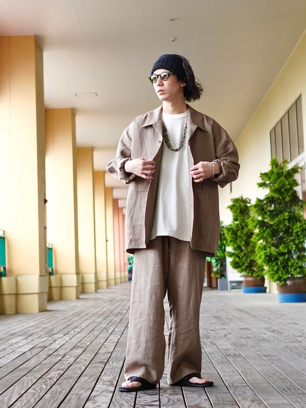 「セットアップ、REMI RELIEF、CA4LA、オーバーサイズ、レミレリーフ、白Tシャツ、レザーサンダル、韓国ファッション、JULIUS TART OPTICAL、REMI RELIEF NAVY LABEL」｜「CA4LAのアイテム（ヘアバンド、ブラック系）」を使った、ARKnets STAFFさん（メンズ・168cm）の春コーディネートの2枚目の写真