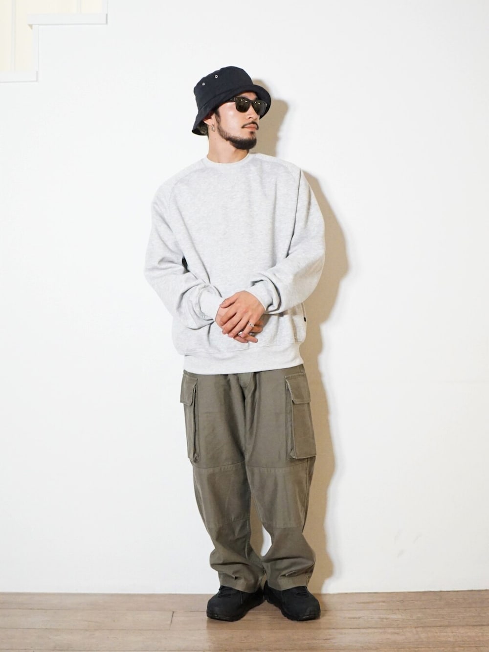「スウェット、REMI RELIEF、カーゴパンツ、WILDTHINGS、KIJIMA TAKAYUKI、バケットハット、ミリタリーパンツ、HOKAONEONE、DAIWAPIER39、REMI RELIEF NAVY LABEL」｜「DAIWA PIER39のアイテム（スウェット、グレー系）」を使った、ARKnets STAFFさん（メンズ・178cm）の秋コーディネートの2枚目の写真