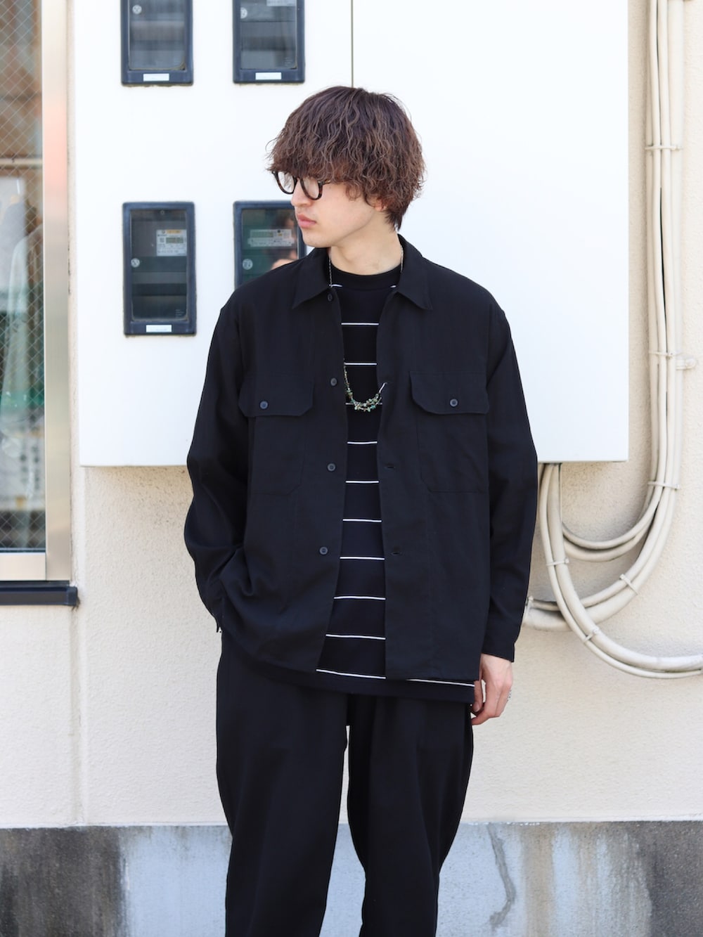 ブラック系のシャツ/ブラウス、ブラック系のTシャツ/カットソー、ブラック系のその他パンツを着用したメンズの春コーディネートの2枚目の写真