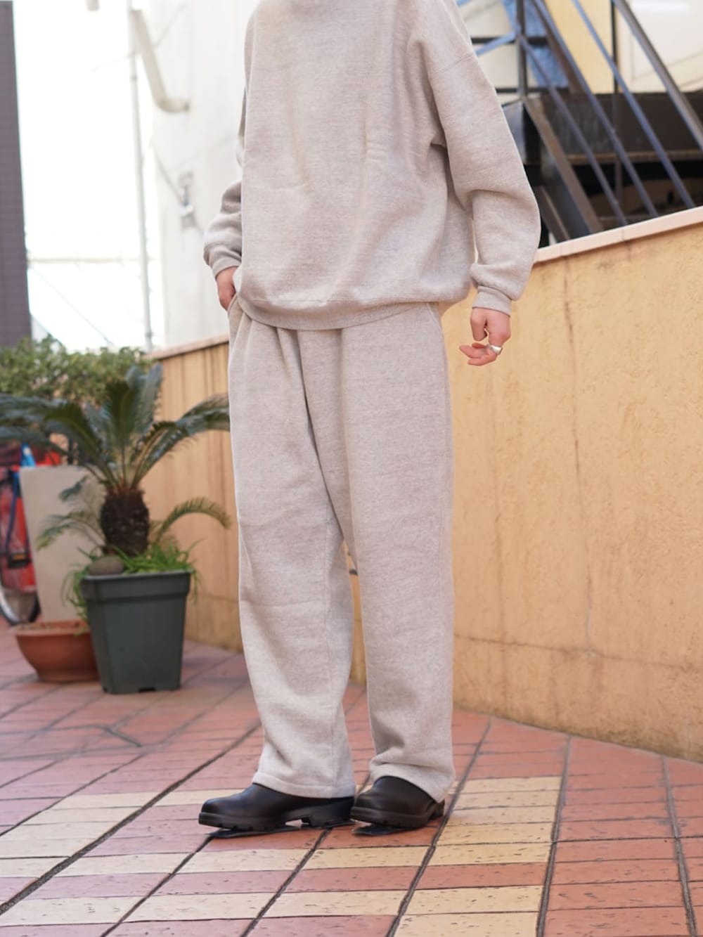 「ブルゾン、スウェットパンツ、スウェット、ブーツ、REMI RELIEF、CAP、COMESANDGOES、blundstone、CIOTA、REMI RELIEF NAVY LABEL」｜「COMESANDGOESのアイテム（キャップ、ブラック系）」を使った、ARKnets STAFFさん（メンズ・178cm）の冬コーディネートの3枚目の写真