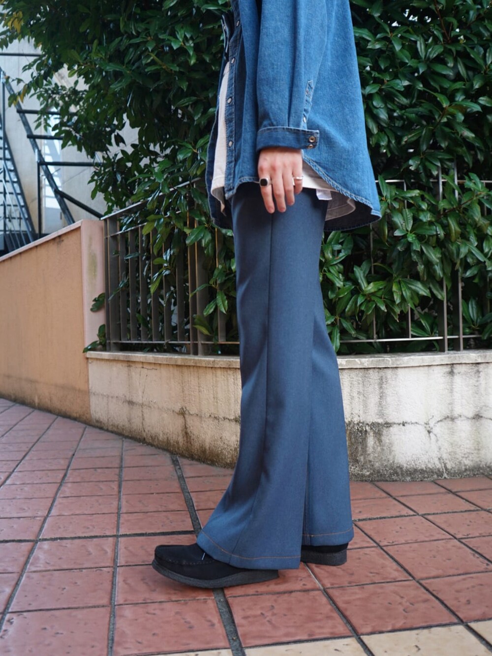 「古着、カラーパンツ、REMI RELIEF、デニムシャツ、JACKSON MATISSE、clarks、ヒッピー、LARRY SMITH、DAIRIKU、REMI RELIEF NAVY LABEL」｜「REMI RELIEF NAVY LABELのデニムシャツ（シャツ/ブラウス、ブルー系）」を使った、ARKnets STAFFさん（メンズ・178cm）の春コーディネートの3枚目の写真