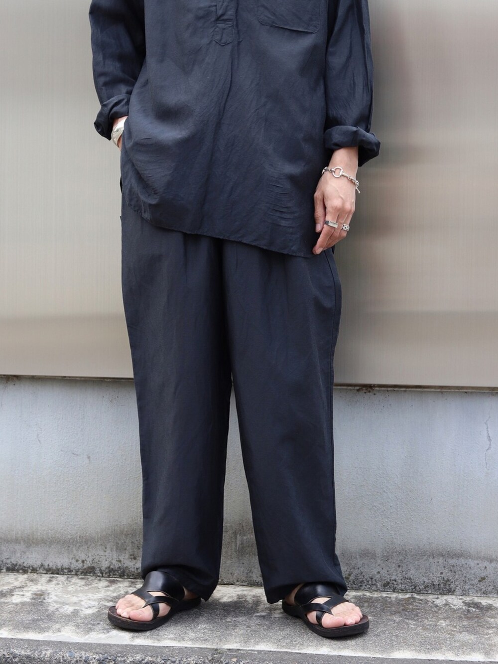 グレー系のシャツ/ブラウス、グリーン系のシャツ/ブラウス、グリーン系のその他パンツを着用したメンズの春コーディネートの3枚目の写真