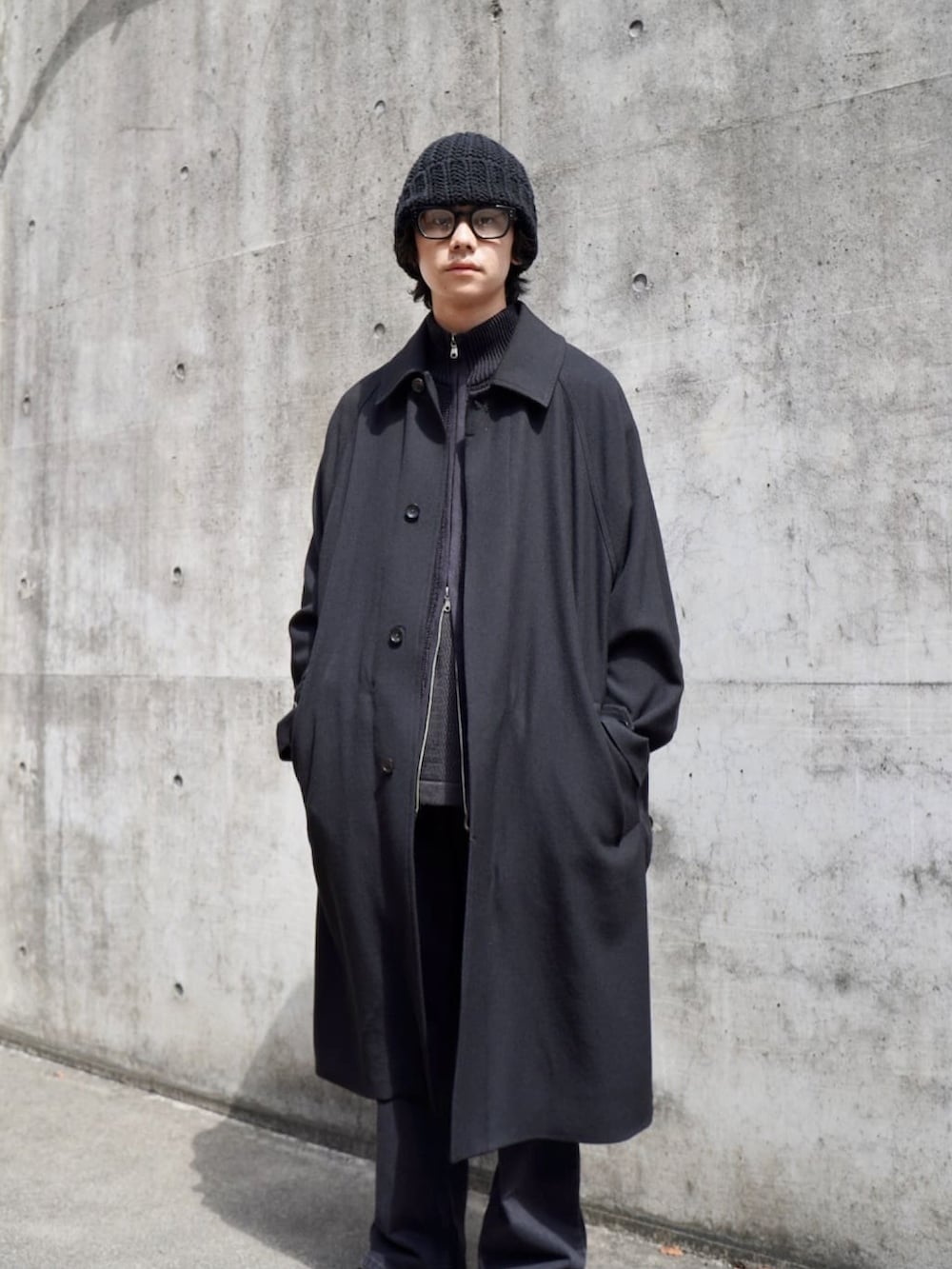 「秋のコーデ、初秋コーデ、オトナカジュアル、大人コーデ、秋服、おでかけコーデ、ニット帽、ロングコート、オールブラック、marka」｜「markaのmarka / マーカ：RAGLAN SLEEVES COAT - 2/40 tumbled wool serge -：M23C-06CO01C[COR]（ステンカラーコート、ブラック系）」を使った、ARKnets STAFFさん（メンズ・170cm）の秋コーディネートの3枚目の写真