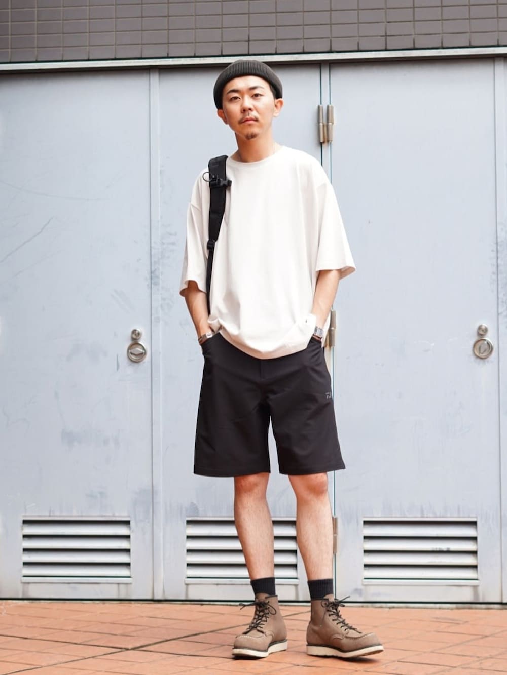 ブルー系のシャツ/ブラウス、ホワイト系のTシャツ/カットソー、ホワイト系のTシャツ/カットソーを着用したメンズの夏コーディネートの2枚目の写真