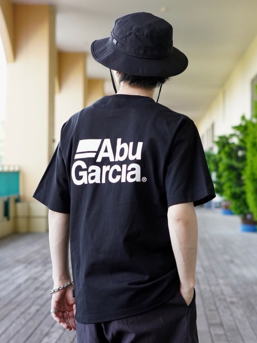 「ロゴT、カジュアル、アウトドアスタイル、サングラス、ハーフパンツ、サンダル、サファリハット、suicoke、PORT BY ARK、ABU GARCIA」｜「suicokeのアイテム（サンダル、ブラック系）」を使った、ARKnets STAFFさん（メンズ・170cm）の春コーディネートの2枚目の写真