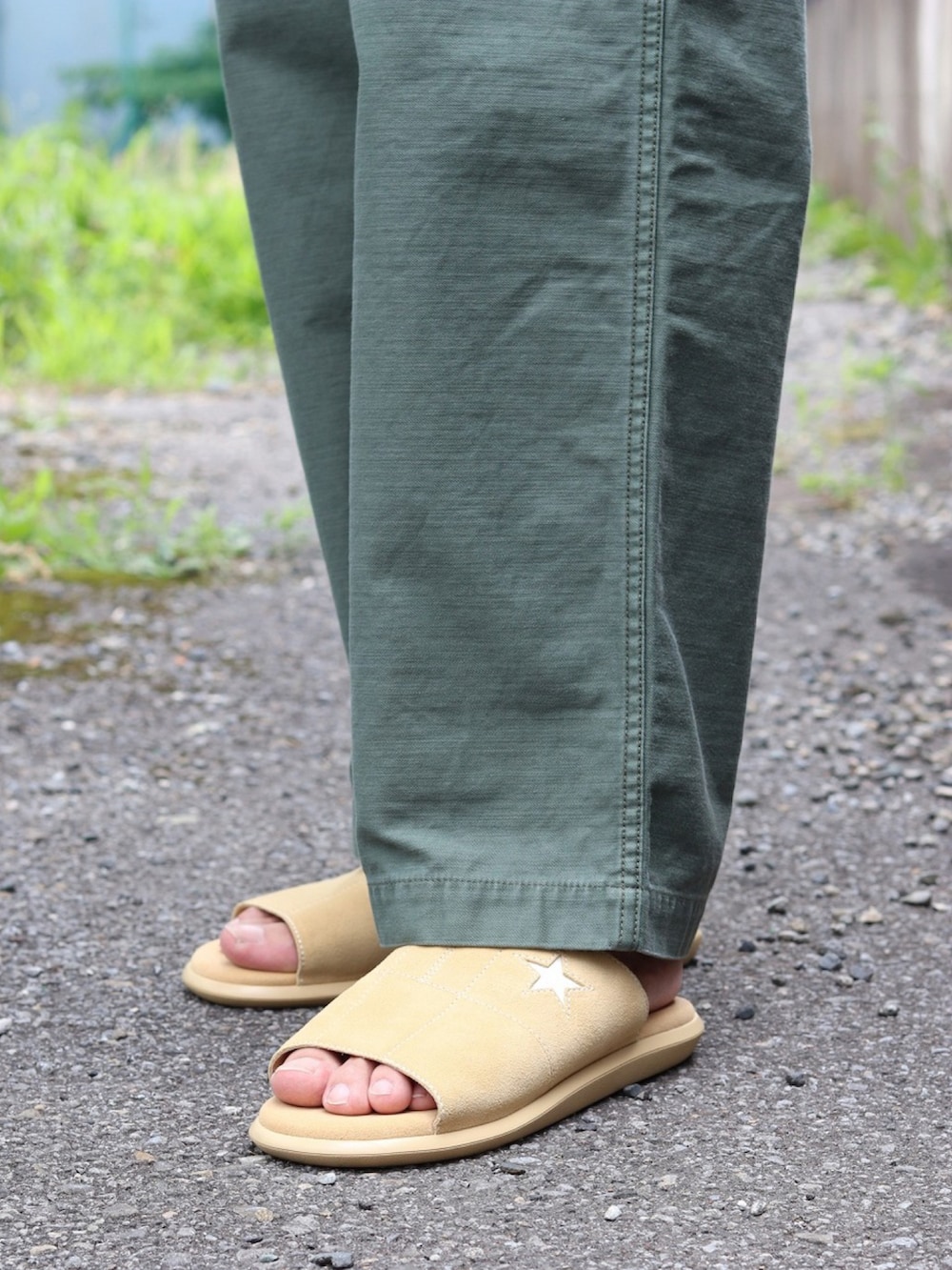 ブルー系のTシャツ/カットソー、グリーン系のその他パンツ、グリーン系のその他パンツを着用したメンズの夏コーディネートの5枚目の写真