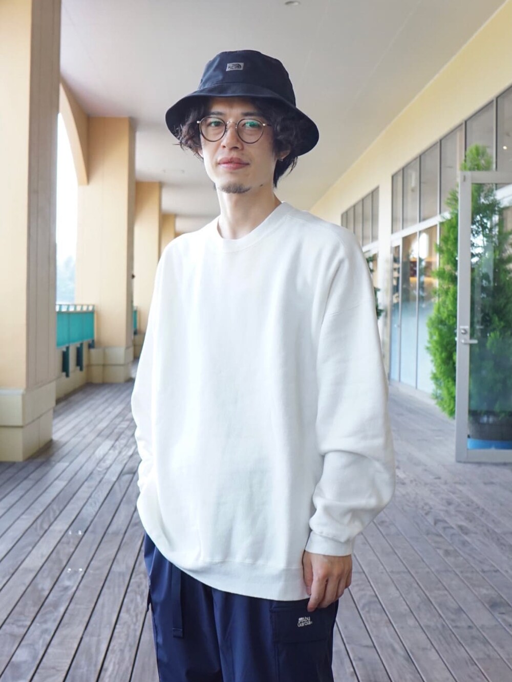 「スウェット、カーゴパンツ、バケットハット、ABU GARCIA、REMI RELIEF NAVY LABEL、ONLY ARK、REMI RELIEF、ネイビー、ナイロンジャケット」｜「THE NORTH FACEのアイテム（ハット、ブラック系）」を使った、ARKnets STAFFさん（メンズ・170cm）の冬コーディネートの2枚目の写真