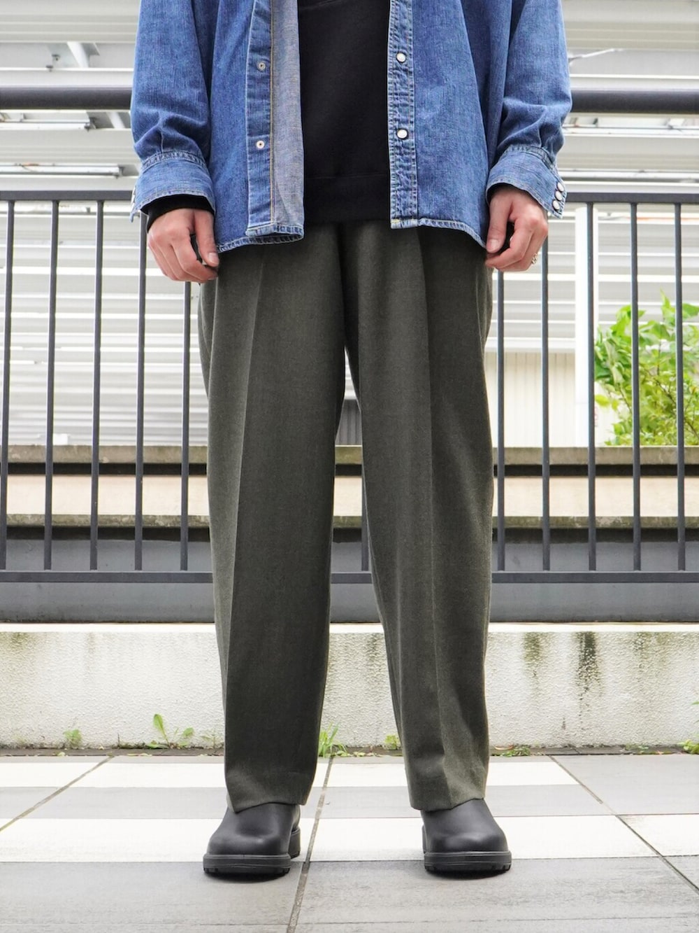 「REMI RELIEF、パーカー、スラックス、デニムシャツ、スラックスパンツ、カジュアルコーデ、marka、blundstone、スラックスコーデ、REMI RELIEF NAVY LABEL」｜「REMI RELIEF NAVY LABELのデニムシャツ（シャツ/ブラウス、ブルー系）」を使った、ARKnets STAFFさん（メンズ・175cm）の冬コーディネートの2枚目の写真
