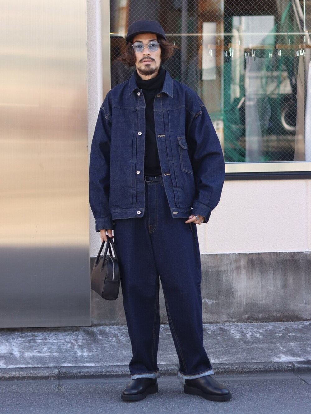 「デニムジャケット、デニムパンツ、アメカジ、ロングコート、カジュアル、パンツスタイル、今日のコーデ、休日スタイル、marka」｜「AURALEEのアイテム（ノーカラーコート、ブルー系）」を使った、ARKnets STAFFさん（メンズ・175cm）の冬コーディネートの2枚目の写真