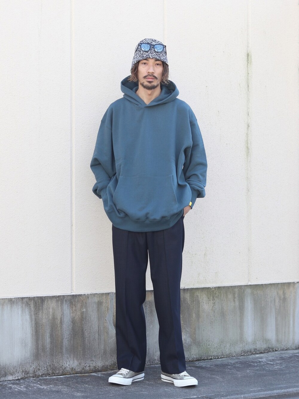 「春服コーデ、休日コーデ、リラックススタイル、リバーシブル、ブルゾン、ミリタリージャケット、パーカー、デニム、スラックス、marka、２ＷＡＹ」｜「markaのmarka / マーカ：L-2B - recycle nylon twill -：M23A-05BL01C[COR]（ミリタリージャケット、ブラック系）」を使った、ARKnets STAFFさん（メンズ・175cm）の春コーディネートの5枚目の写真
