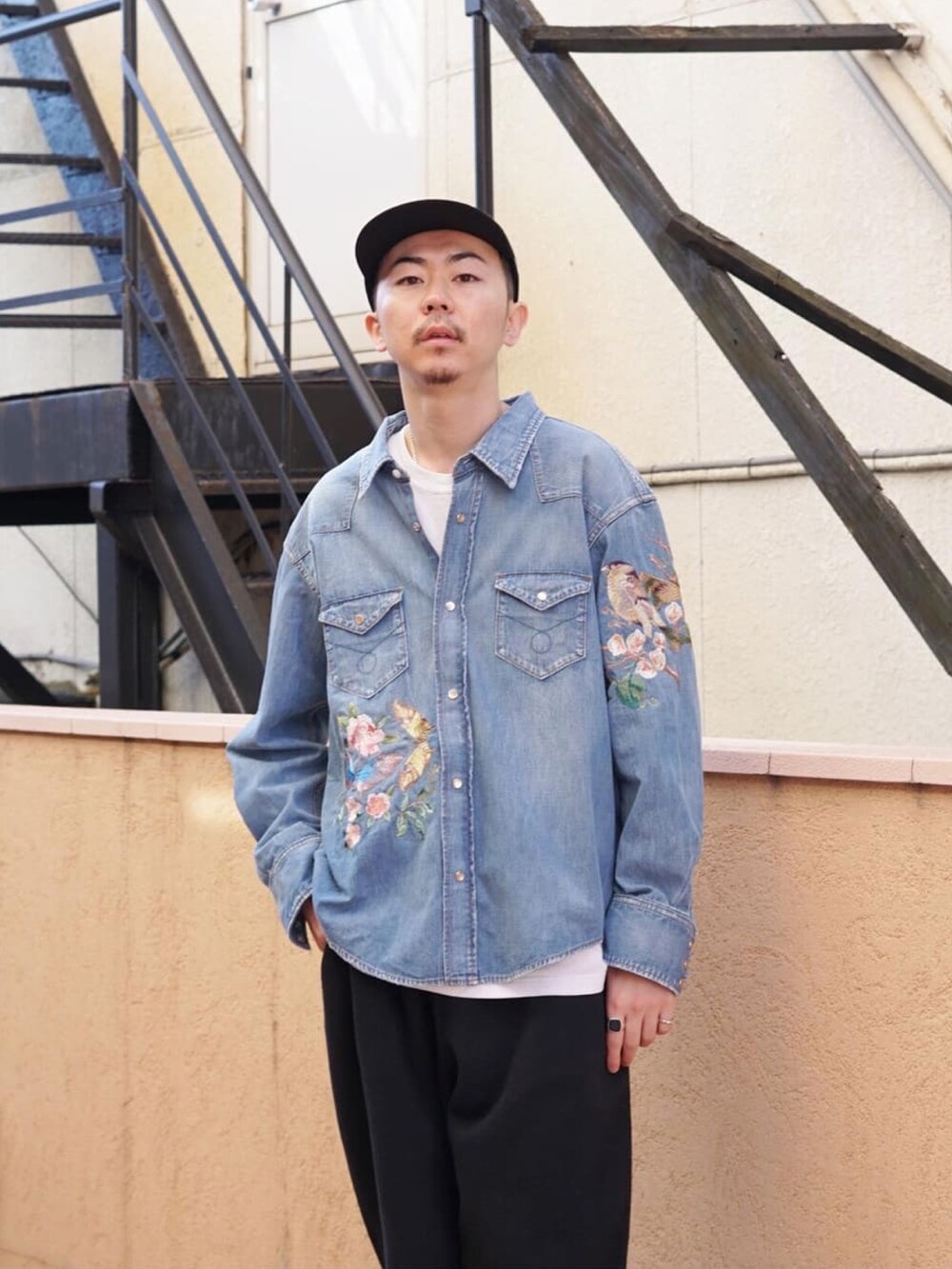 「スウェット、レザージャケット、REMI RELIEF、orslow、デニムシャツ、birkenstock、サンダル、スウエットパンツ、FORSOMEONE、REMI RELIEF NAVY LABEL」｜「orSlowのアイテム（ジャケット/アウター、ブラック系）」を使った、ARKnets STAFFさん（メンズ・178cm）の春コーディネートの3枚目の写真