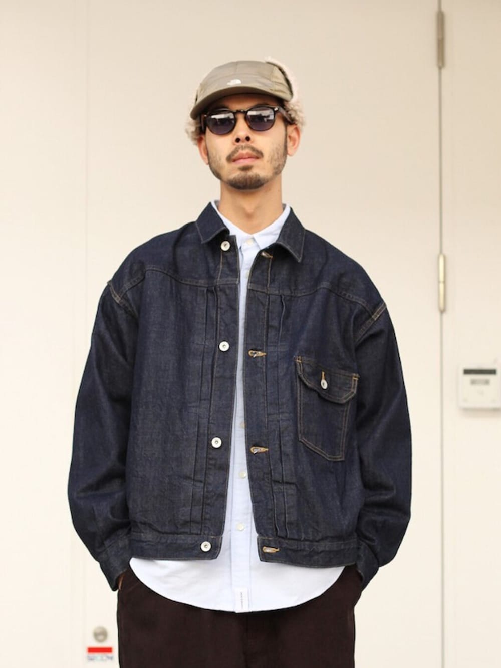 「デニムジャケット、コーデュロイパンツ、シンプルコーデ、キャップ、カジュアル、今日のコーデ、休日スタイル、marka」｜「markaのmarka / マーカ：DENIM JACKET TYPE-1 - 12oz cotton denim -：M21C-01BL02C[COR]（デニムジャケット、ブルー系）」を使った、ARKnets STAFFさん（メンズ・185cm）の冬コーディネートの2枚目の写真