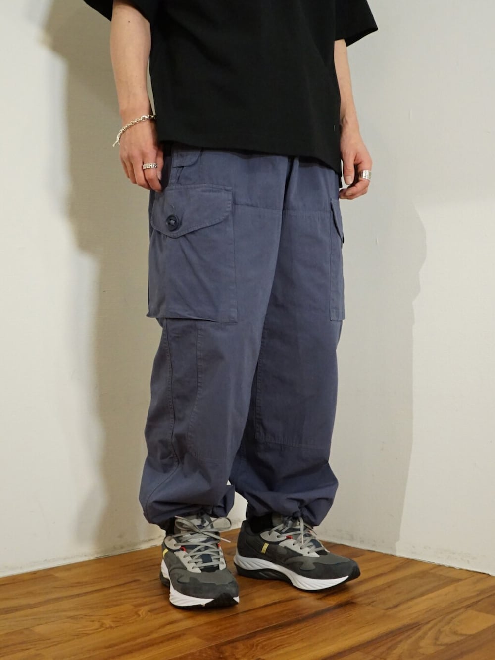 「お出かけコーデ、シンプル、ラクチンコーデ、カーゴパンツ、シャツスタイル、ロンT、marka」｜「markaのmarka / マーカ：BASE BALL TEE L/S：M23A-14CS01C[COR]（Tシャツ/カットソー、ホワイト系）」を使った、ARKnets STAFFさん（メンズ・175cm）の春コーディネートの3枚目の写真