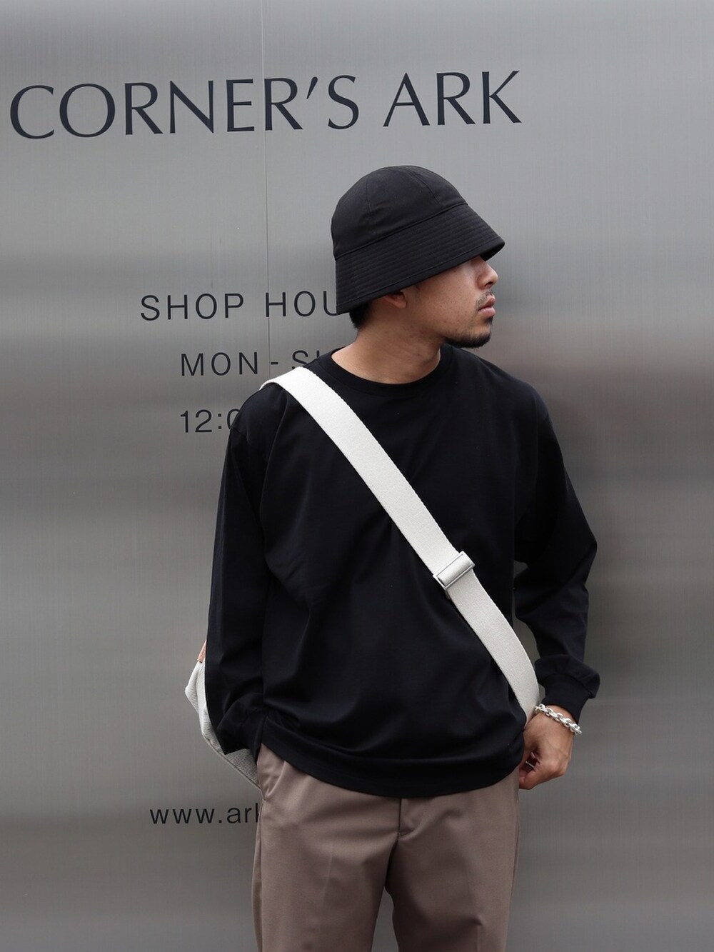 ブラック系のTシャツ/カットソー、ホワイト系のショルダーバッグを着用したメンズの秋コーディネートの2枚目の写真