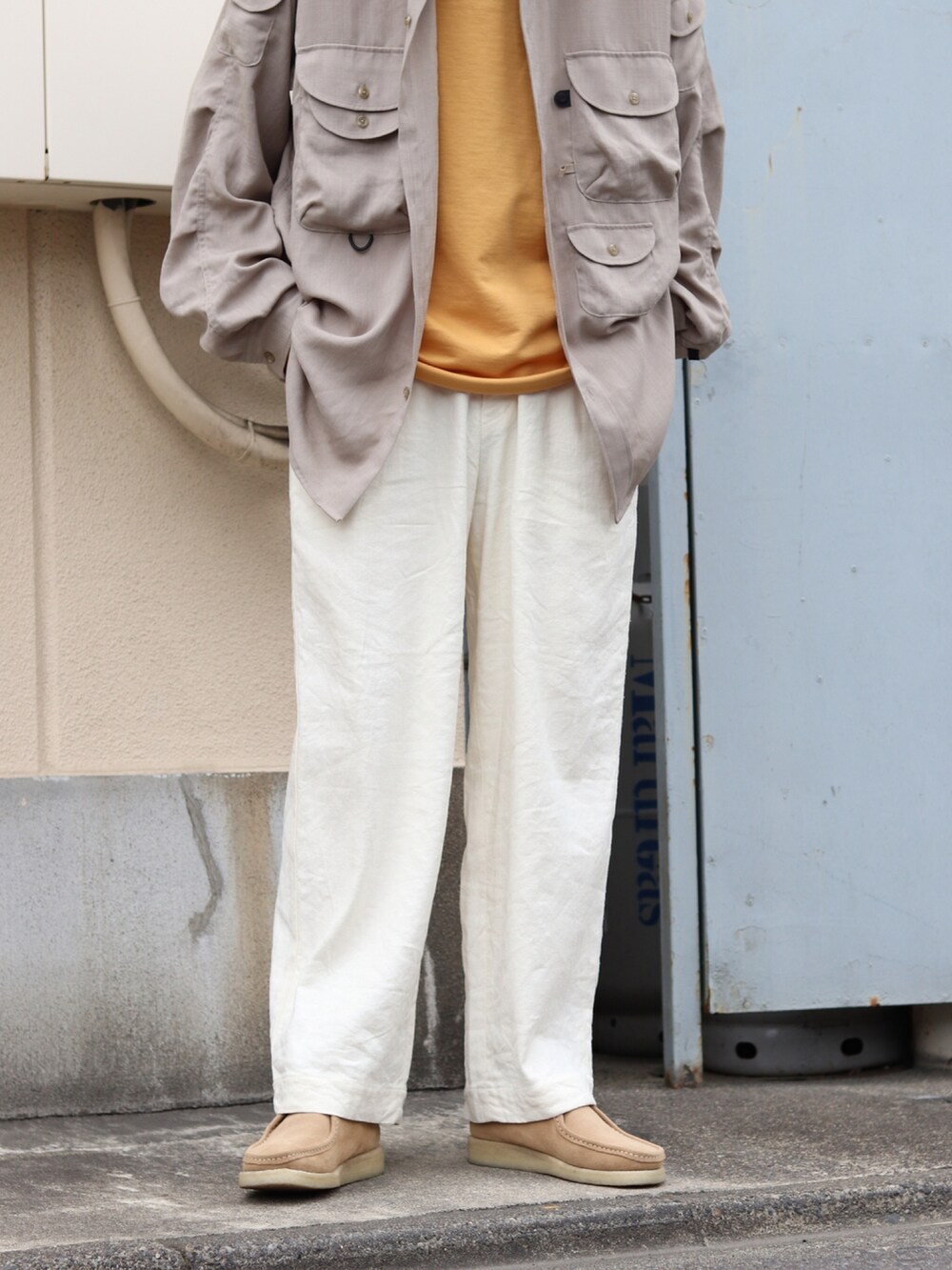 ベージュ系のシャツ/ブラウス、オレンジ系のTシャツ/カットソー、ホワイト系のその他パンツを着用したメンズの春コーディネートの4枚目の写真