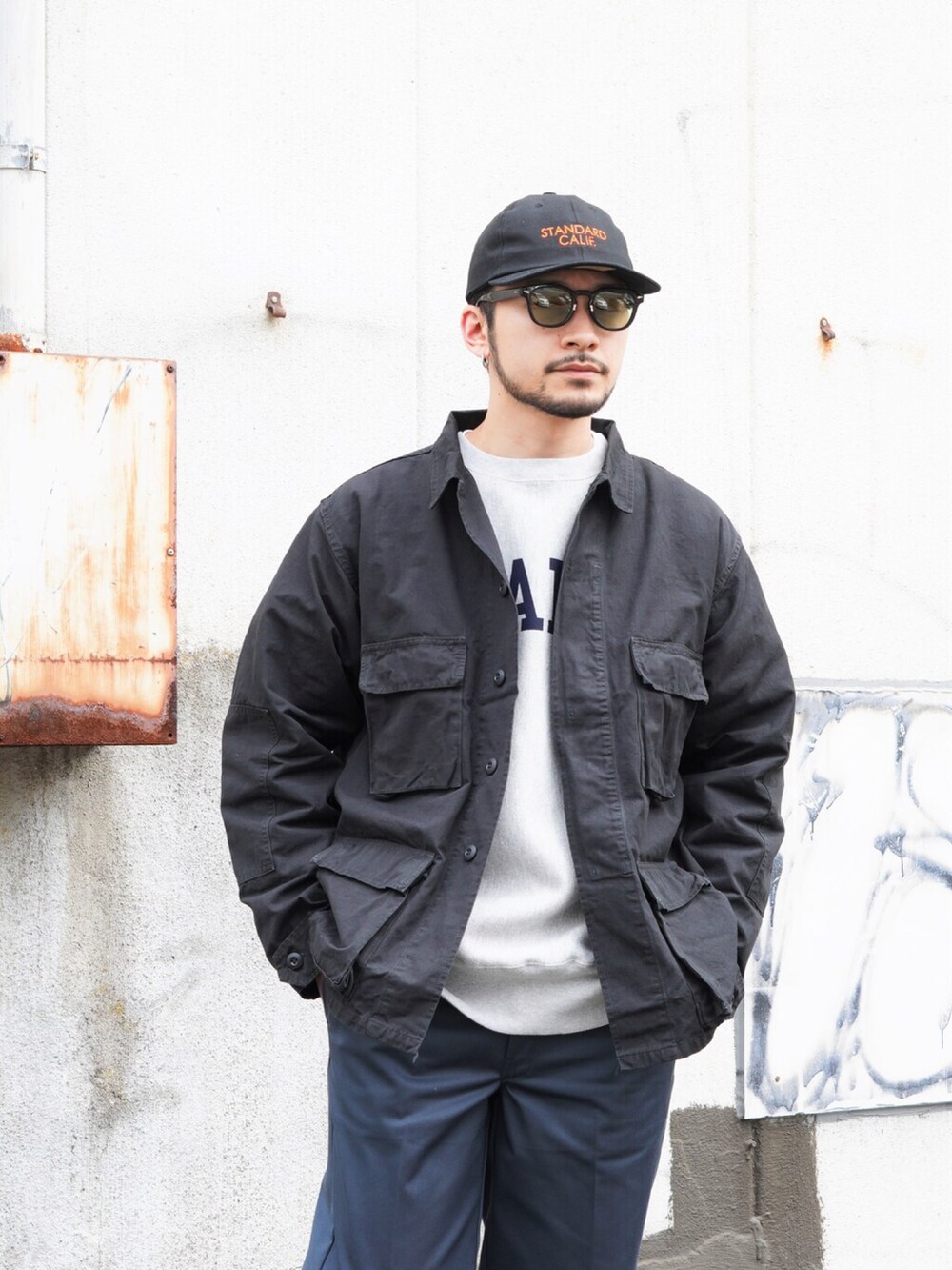 「スウェット、orslow、大人カジュアル、ミリタリージャケット、Champion、春コーデ、STANDARD CALIFORNIA、今日のコーデ、ARKnets、CIOTA」｜「orSlowのOrslow / オアスロウ：【ONLY ARK】別注 B.D.U JACKET：ONLYARK-0-1010[STD]（ミリタリージャケット、ブラック系）」を使った、ARKnets STAFFさん（メンズ・178cm）の春コーディネートの2枚目の写真