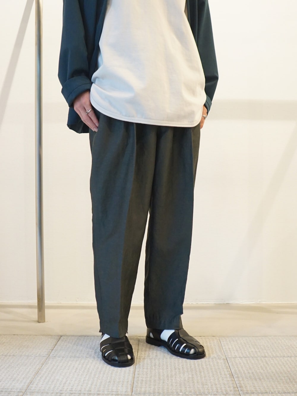 「夏コーデ、休日コーデ、モノトーン、ラクチンコーデ、ボリューム袖、Tシャツ、marka、別注」｜「markaのmarka / マーカ：BASEBALL TEE - RECYCLE SUVIN ORGANIC COTTON KNIT -：M22A-13CS01B[COR]（Tシャツ/カットソー、ホワイト系）」を使った、ARKnets STAFFさん（メンズ・175cm）の夏コーディネートの3枚目の写真