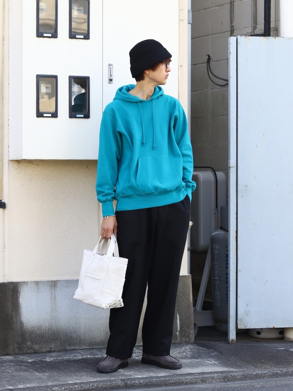 「オトナカジュアル、カジュアルコーデ、シンプルスタイル、あったかコーデ、パーカー、ノーカラージャケット、スラックス、トートバッグ、ニット帽、marka、AURALEE」｜「markaのmarka / マーカ：LAPELLESS SHIRT JACKET - 2/48 wool flannel -：M22D-06JK01C[COR]（ノーカラージャケット、ブラック系）」を使った、ARKnets STAFFさん（メンズ・181cm）の秋コーディネートの3枚目の写真